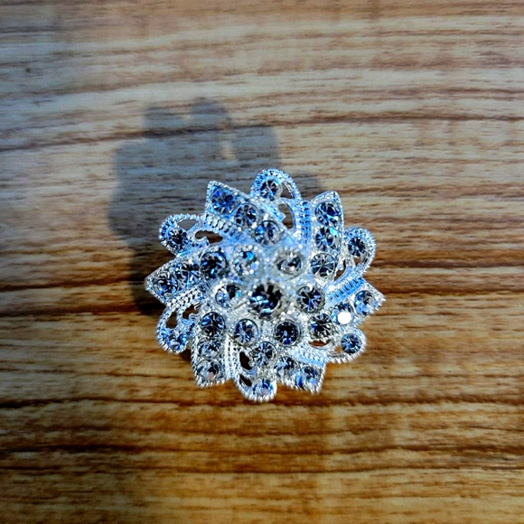 Jewelry - Silver brooch